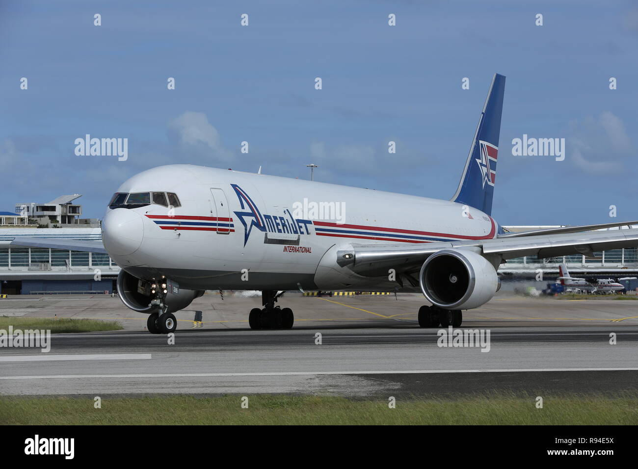 La acción en el Aeropuerto Internacional Princess Juliana (SXM) Sint Maarten en el Caribe Foto de stock
