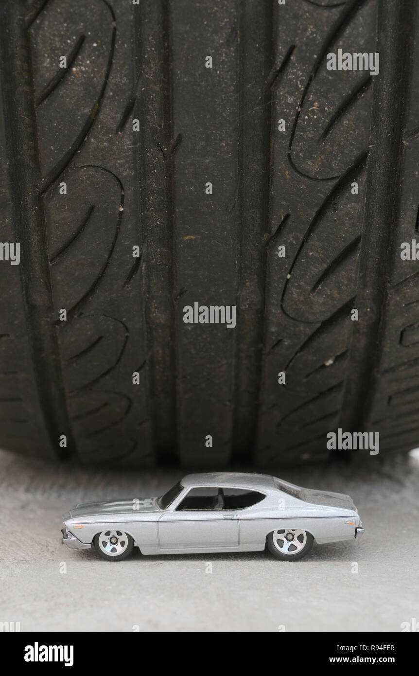 Coche de juguete en un neumático Foto de stock