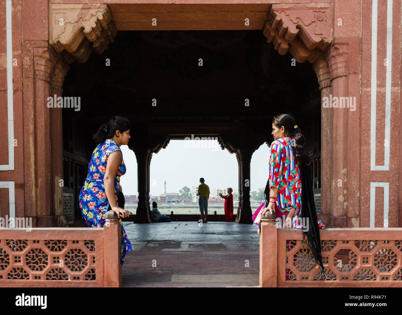 Dos mujeres indias tener una conversación a la tumba de Itimad-ud-Daulah o Baby Taj, Agra, Rajasthan, India Foto de stock