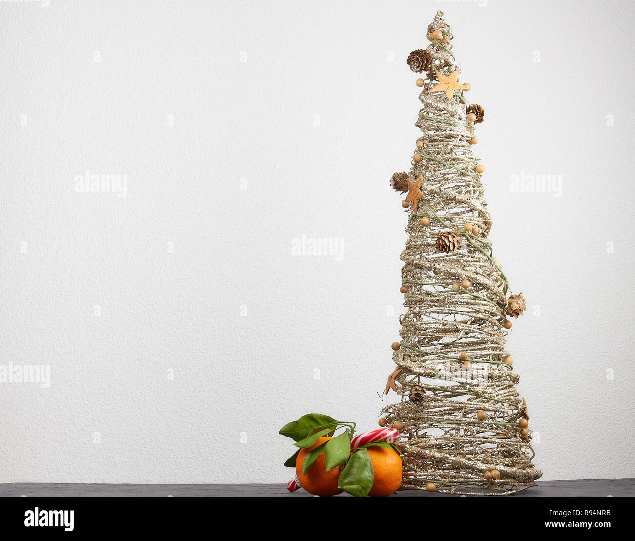 acumular Misionero Bungalow Cone shaped christmas tree fotografías e imágenes de alta resolución - Alamy
