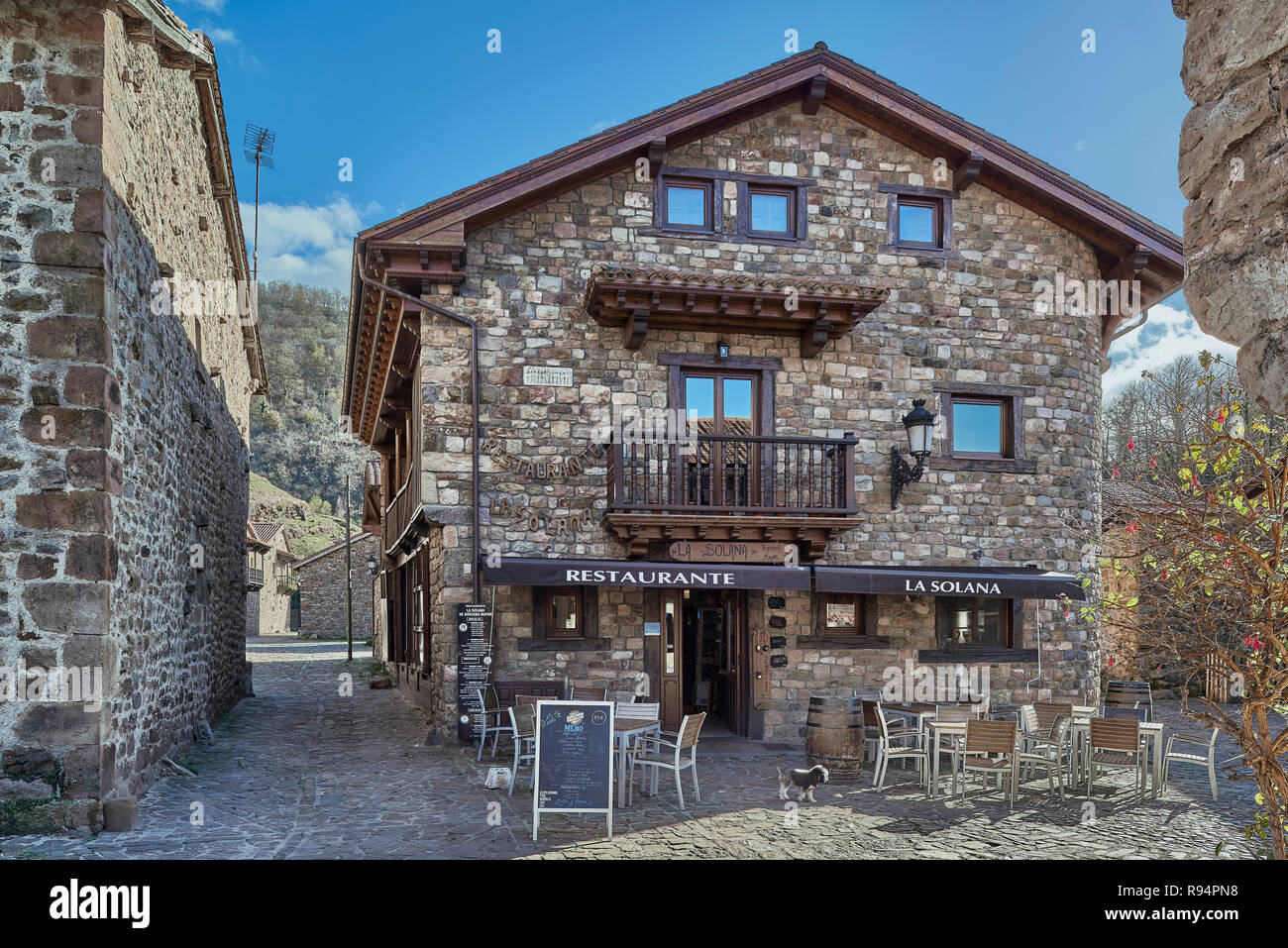 Bárcena Mayor, declarado el pueblo más bonito de España, Cantabria, Europa Foto de stock