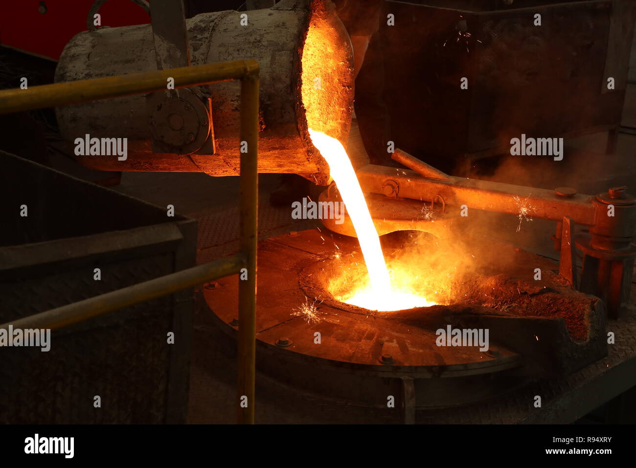 Hierro fundido verter desde cazo de fundición en horno de fusión ; porcess  Fotografía de stock - Alamy