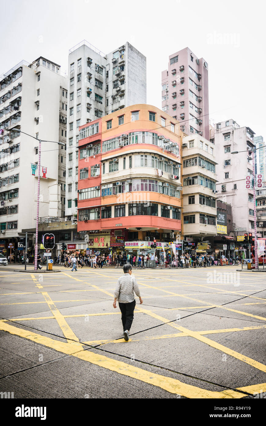 Escena de la calle en la esquina de Cheung Sha Wan Rd y Yen Chow St, Sham Shui Po, Kowloon, Hong Kong Foto de stock