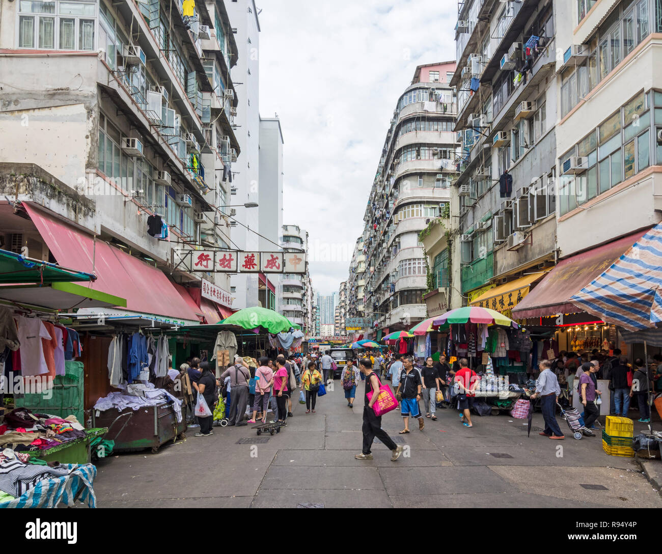 Mercado local escena callejera a lo largo de Pei Ho St, Sham Shui Po, Kowloon, Hong Kong Foto de stock