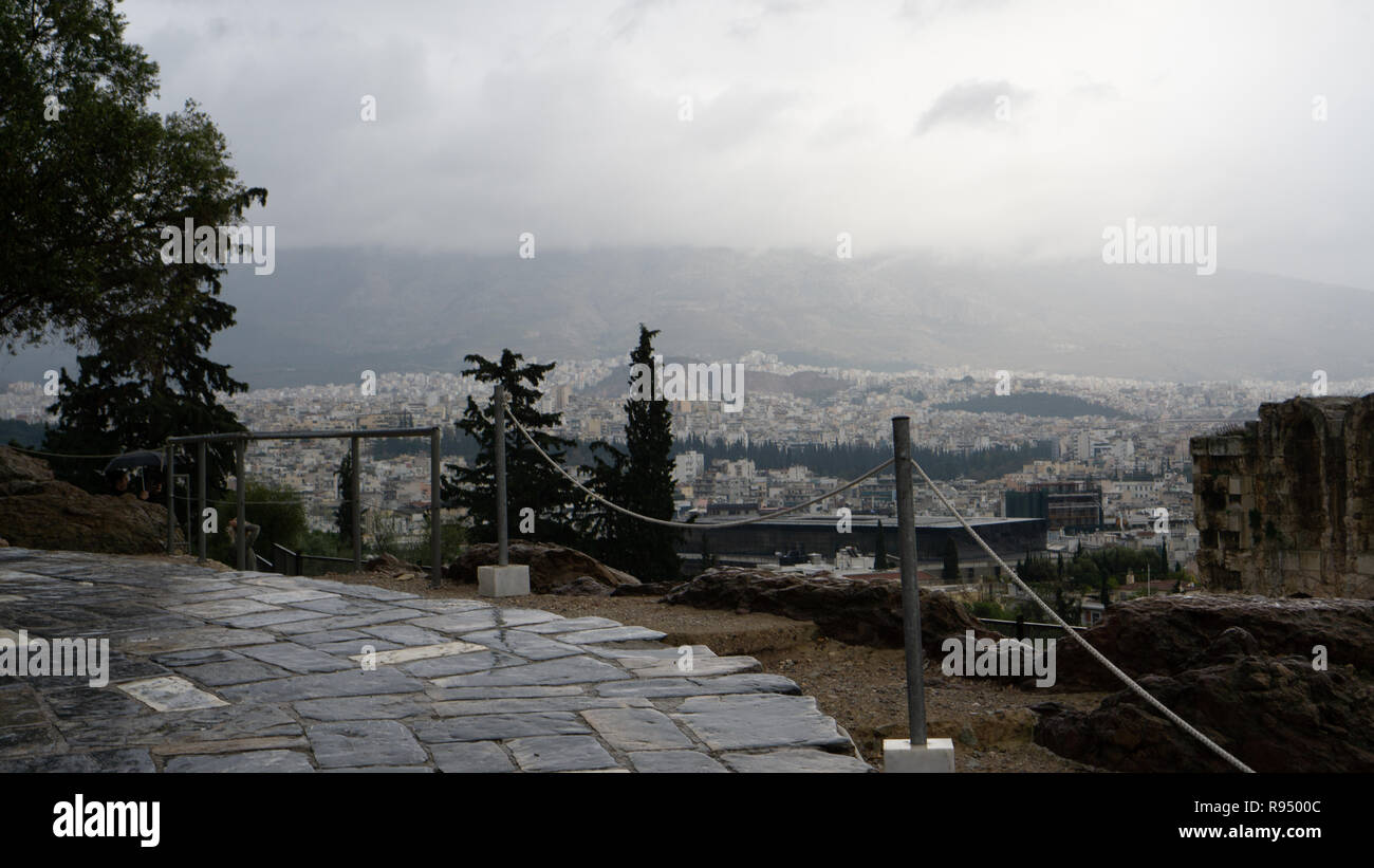 La vista de Atenas fue espectacular desde todo punto de Acrópolis. Esta fue tomada por el Odean de Herodes Atticus. Foto de stock