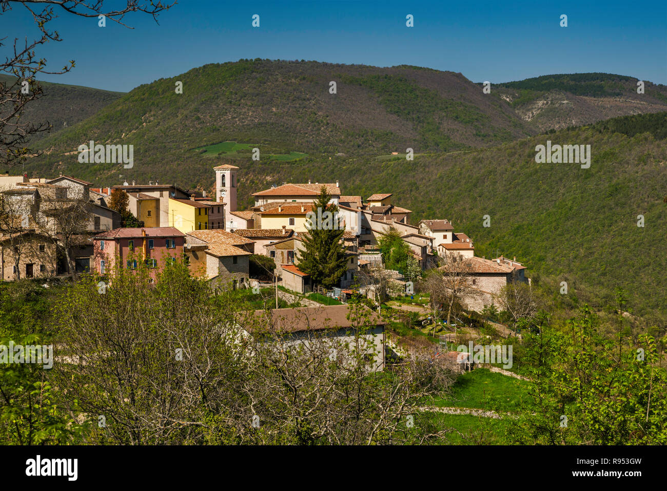 Colina de la ciudad de Poggiodomo, Valnerina District, Central de los Apeninos, cerca de Spoleto, en Umbría, Italia Foto de stock