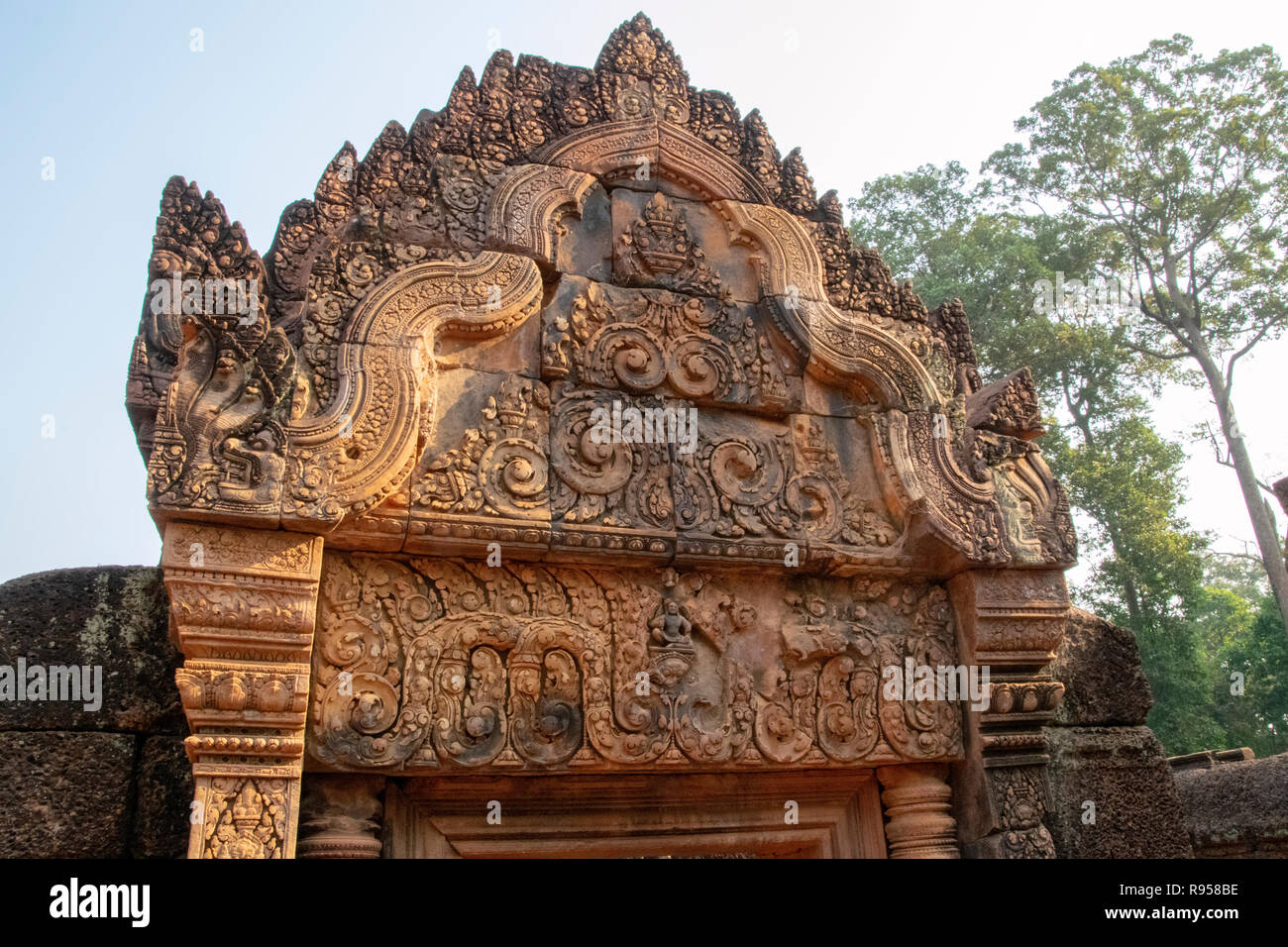 Camboya, Banteay Seay - Marzo 2016 - Dinteles decorativos en ruinas  reconstruidas de elaboradamente talladas 10th-century, piedra de arena  roja, templo dedicado a t Fotografía de stock - Alamy