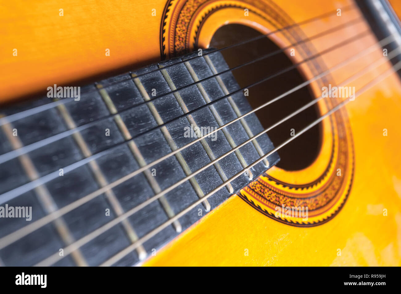 Cadenas, Rose y caja de resonancia de una guitarra de color amarillo y