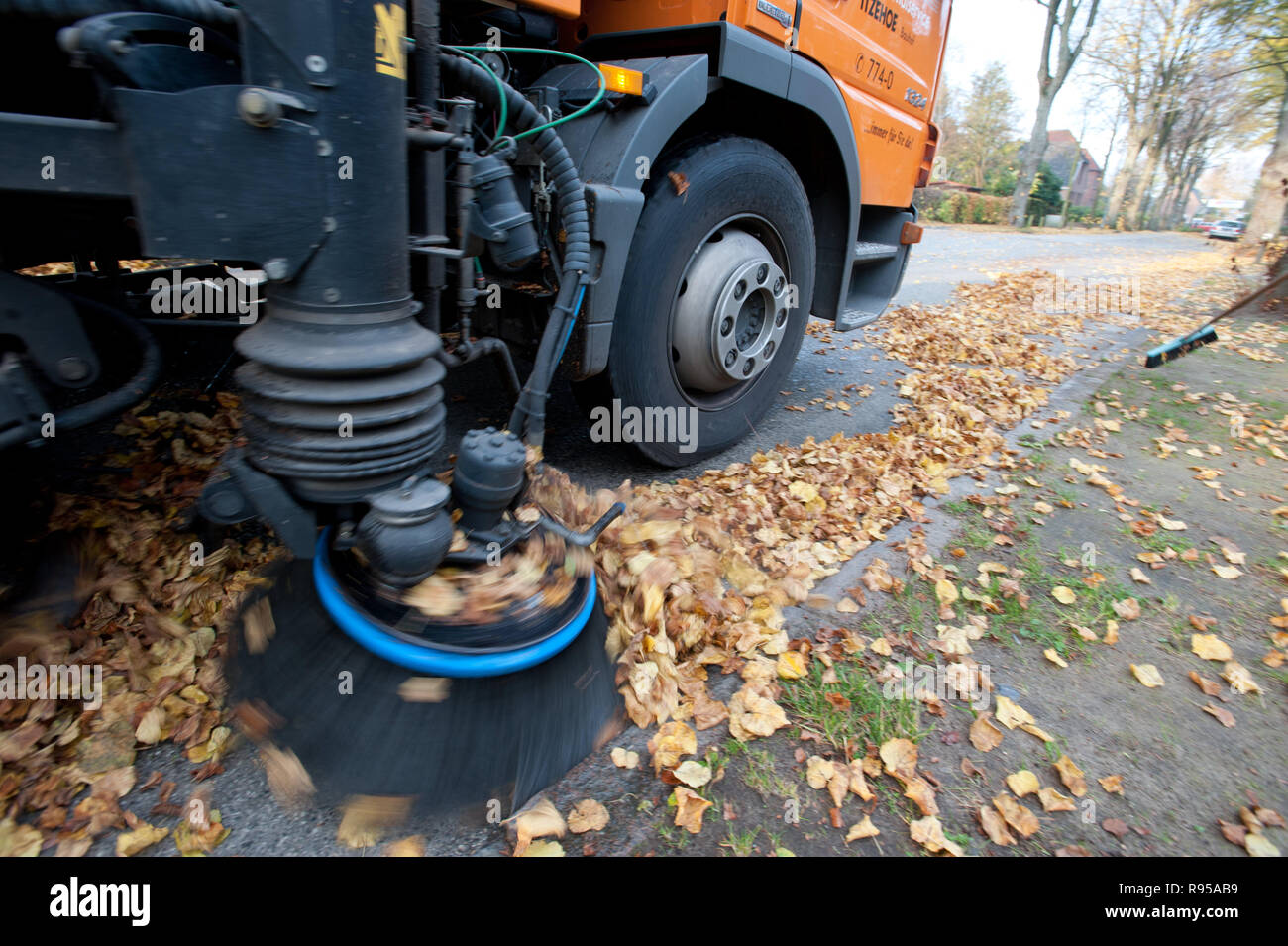 04.11.2011, Itzehoe, Schleswig-Holstein, Alemania - Eine Kehrmaschine beim Laub einsammeln. 0RX641CAROEX111104D.JPG [modelo de liberación: no aplicable, PRO Foto de stock