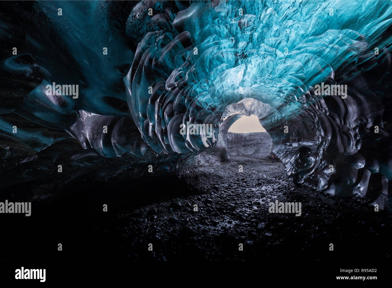 La cueva de hielo azul en el glaciar Vatnajokull, Islandia Foto de stock