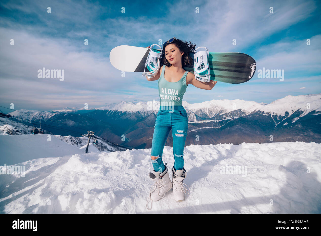 Mujer con snowboard foto de archivo. Imagen de ocio - 232875598