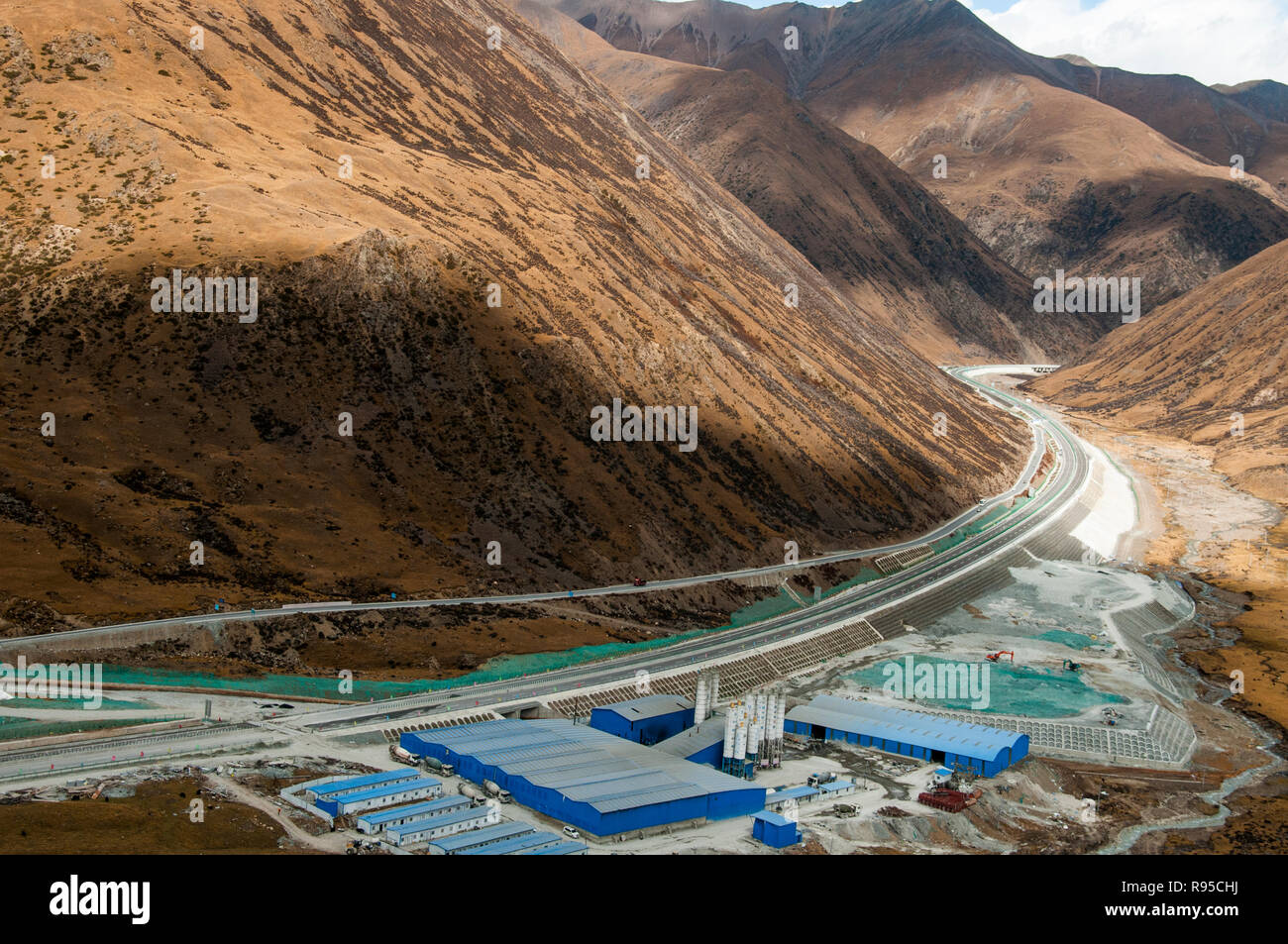 La autopista y el desarrollo industrial en el Tíbet oriental, China Foto de stock