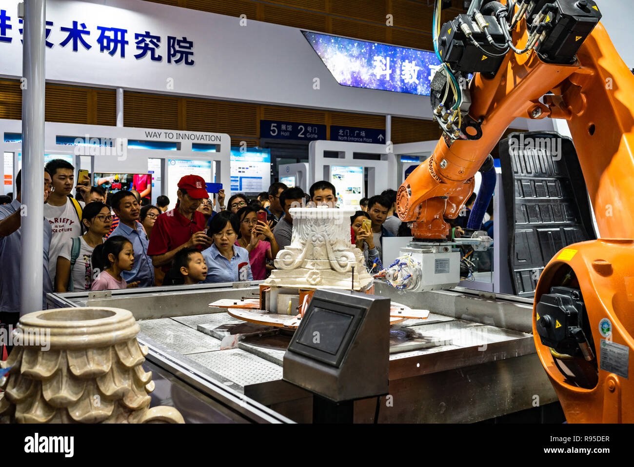 Robot industrial de pedestal de yeso tallado y grabado en Tech Fair en Shenzhen, China Foto de stock