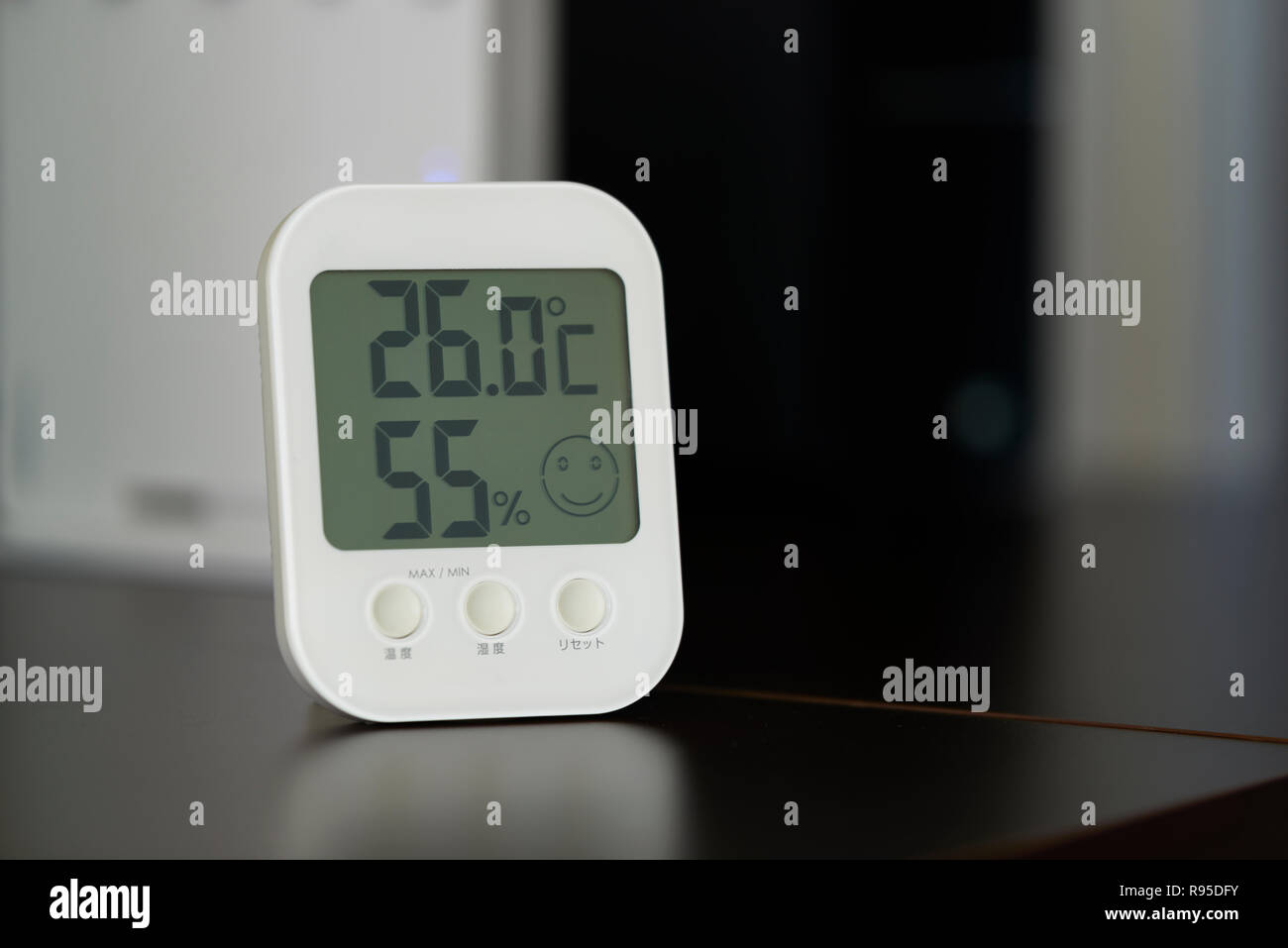 Acercamiento de termómetro de interior digital con monitor de humedad Foto de stock