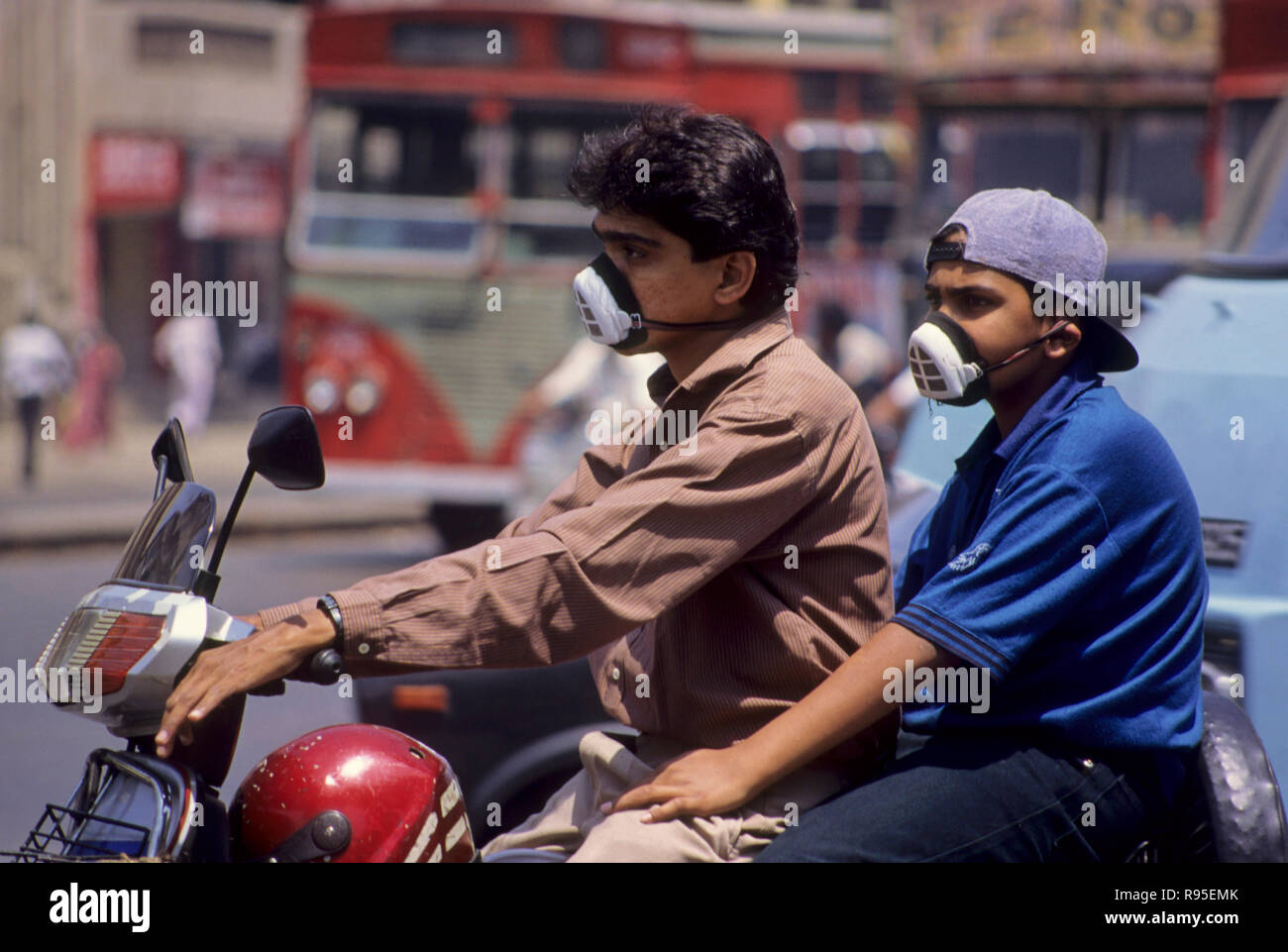 Contaminación por carretera, motocicletas moto riders vistiendo máscara Foto de stock