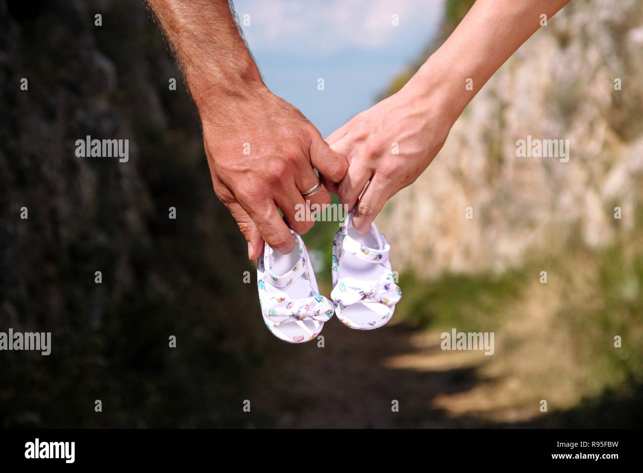 La Mujer Embarazada Y El Hombre Que Sostiene El Bebe Zapatos En Las Manos Futura Mama Y Papa Los Padres Se Mantiene Poco Bebe Zapatos Concepto De Expectativa De Nacimiento Fotografia De La Mujer Embarazada Y El Hombre Que Sostiene El Bebe Zapatos En Las Manos Futura Mama Y Papa Los Padres Se Mantiene Poco Bebe Zapatos Concepto De Expectativa De Nacimiento Fotografia De