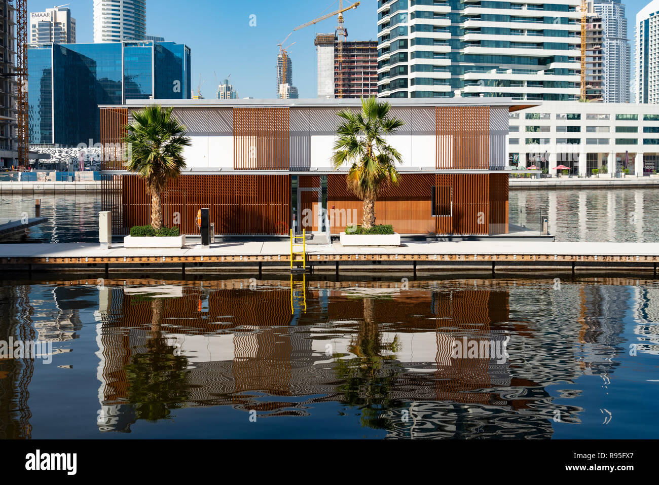 Nuevas villas flotantes sobre el arroyo en la Bahía de Negocios en Dubai, Emiratos Árabes Unidos. Foto de stock