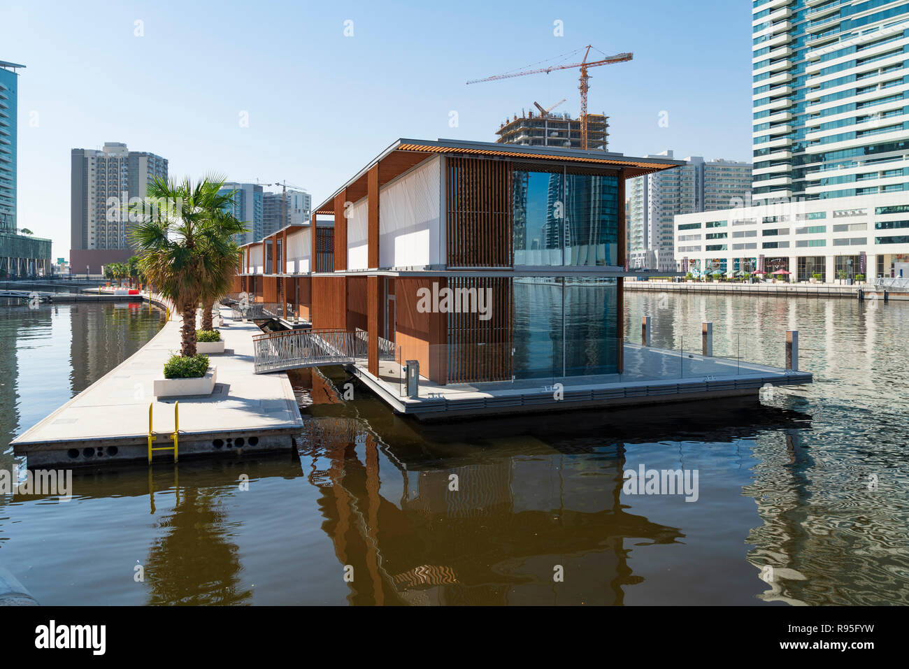 Nuevas villas flotantes sobre el arroyo en la Bahía de Negocios en Dubai, Emiratos Árabes Unidos. Foto de stock