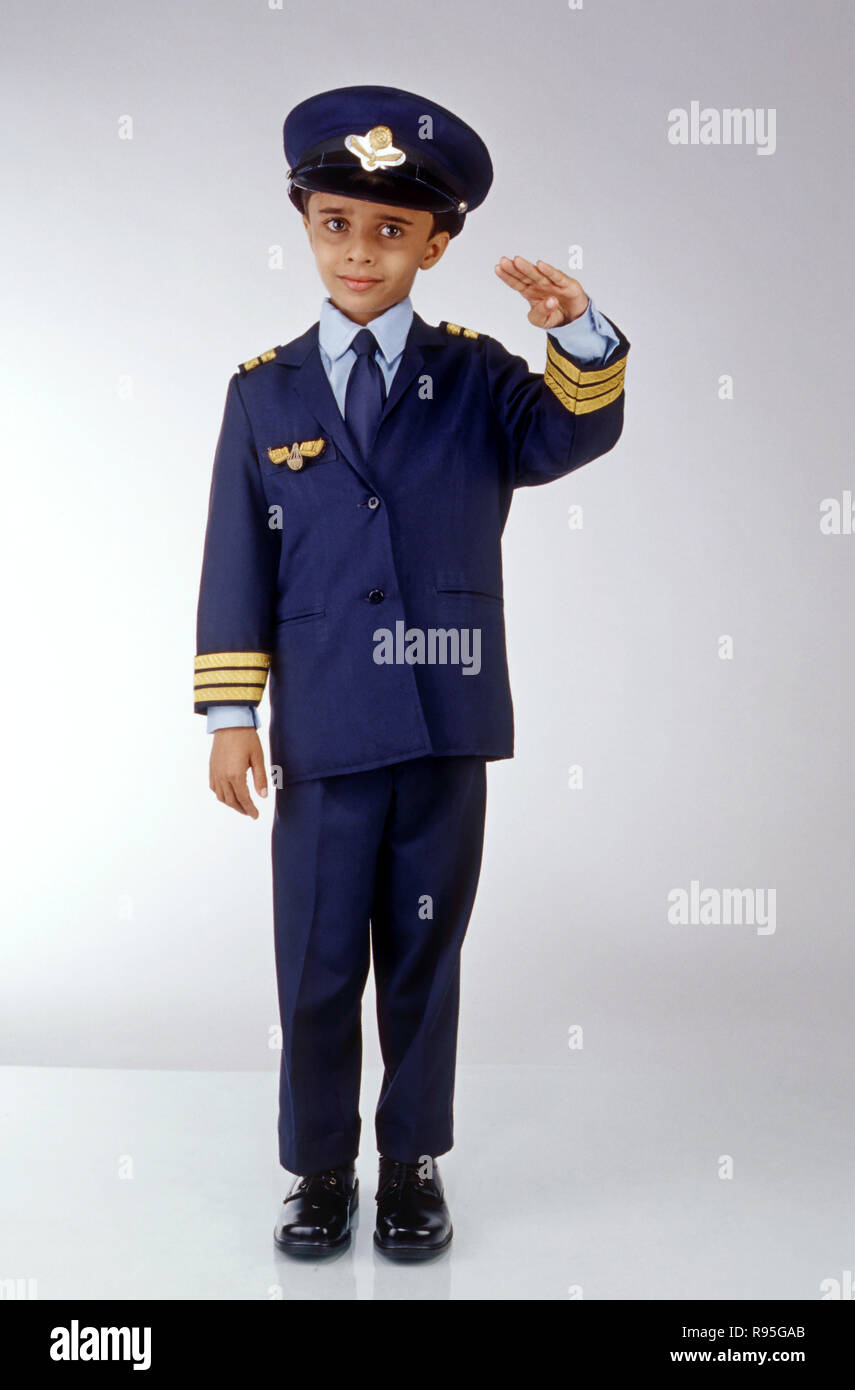 Niño con disfraz de disfraz de piloto de avión con manos dobladas, MR#496  Fotografía de stock - Alamy