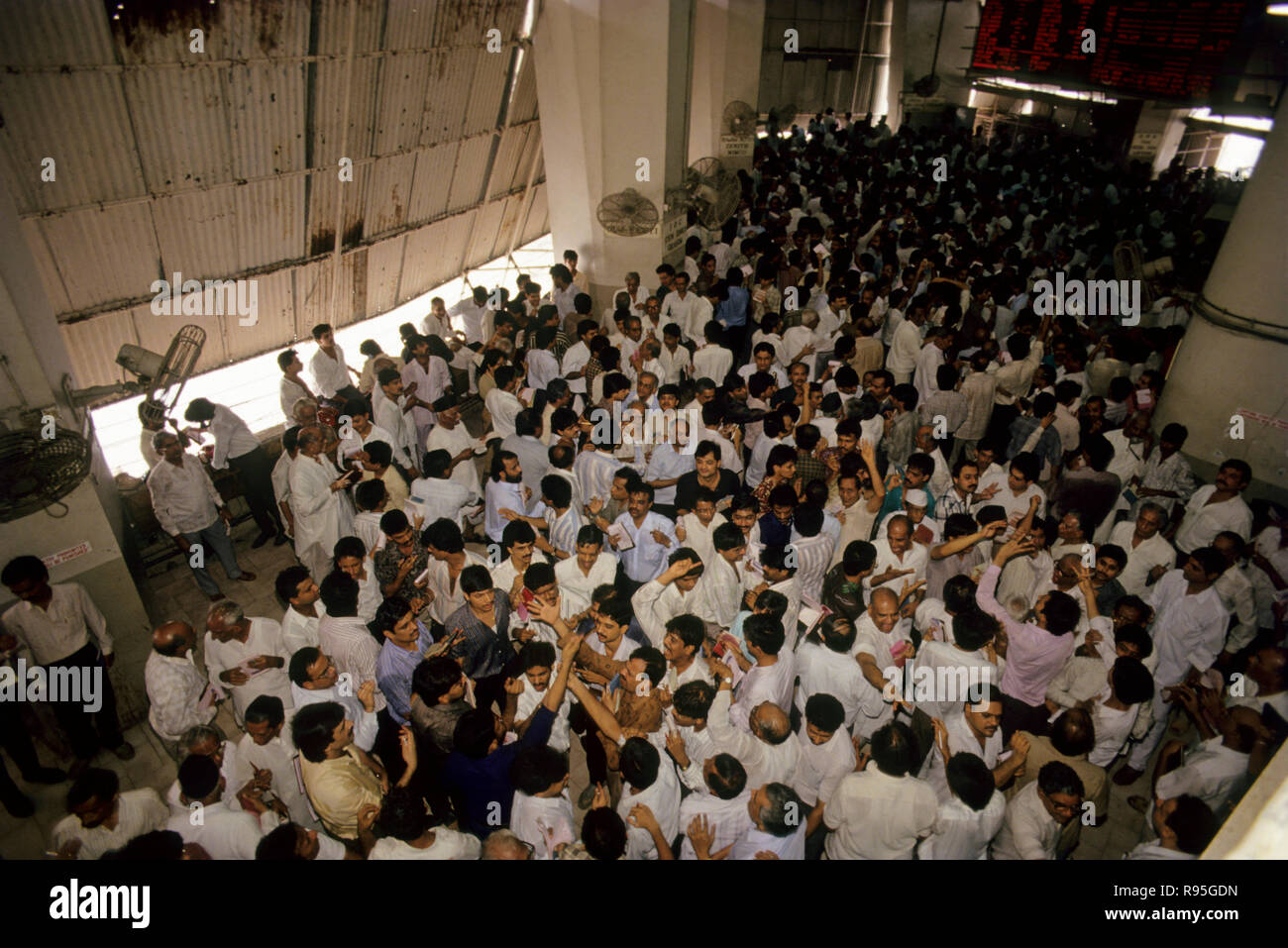 Corredores de Bolsa dentro de la nueva bolsa de Bombay, Bombay Bombay, Maharashtra, India Foto de stock