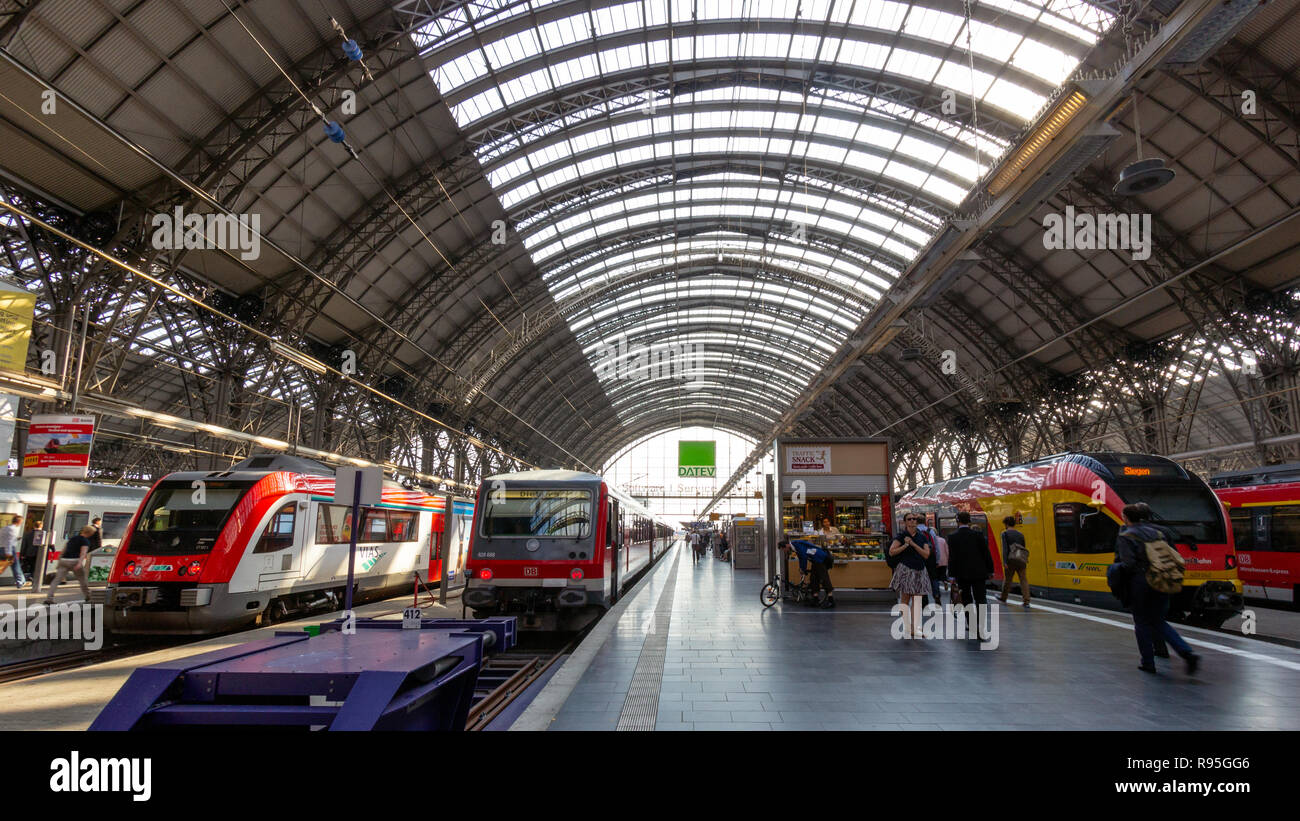 FRANKFURT, Alemania - jul 11, 2013: En el interior de la estación central de Frankfurt. Con cerca de 350.000 pasajeros por día, es el ferrocarril más frecuentados Foto de stock