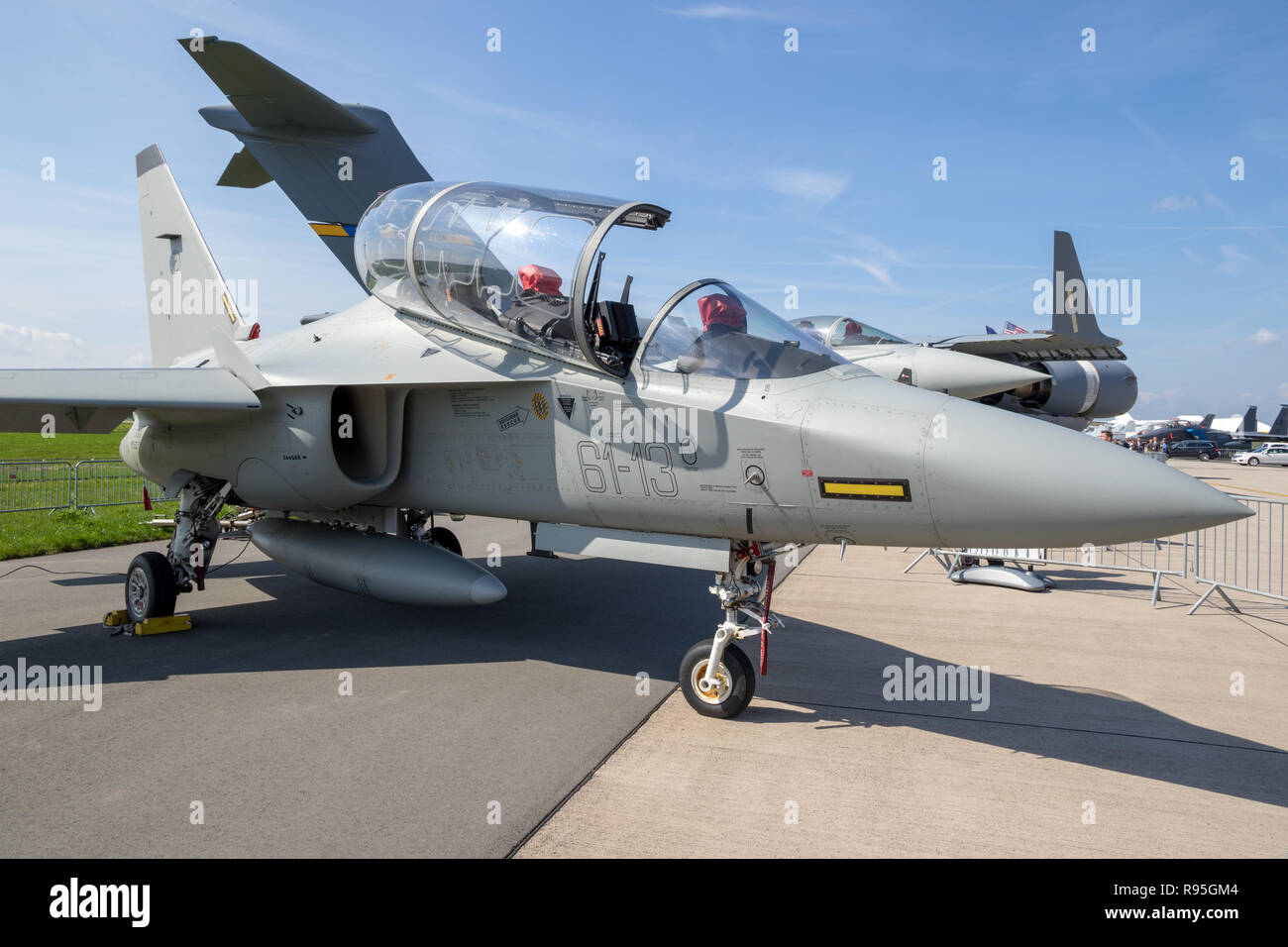 BERLIN, ALEMANIA - 27 abr, 2018: Alenia Aermacchi M-346 Master aviones de adiestramiento militar en la exhibición en el ILA Berlin Air Show. Foto de stock