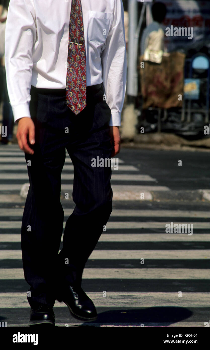 Hombre en pantalón negro, camisa blanca y corbata el pin, el paso de cebra Fotografía de stock - Alamy