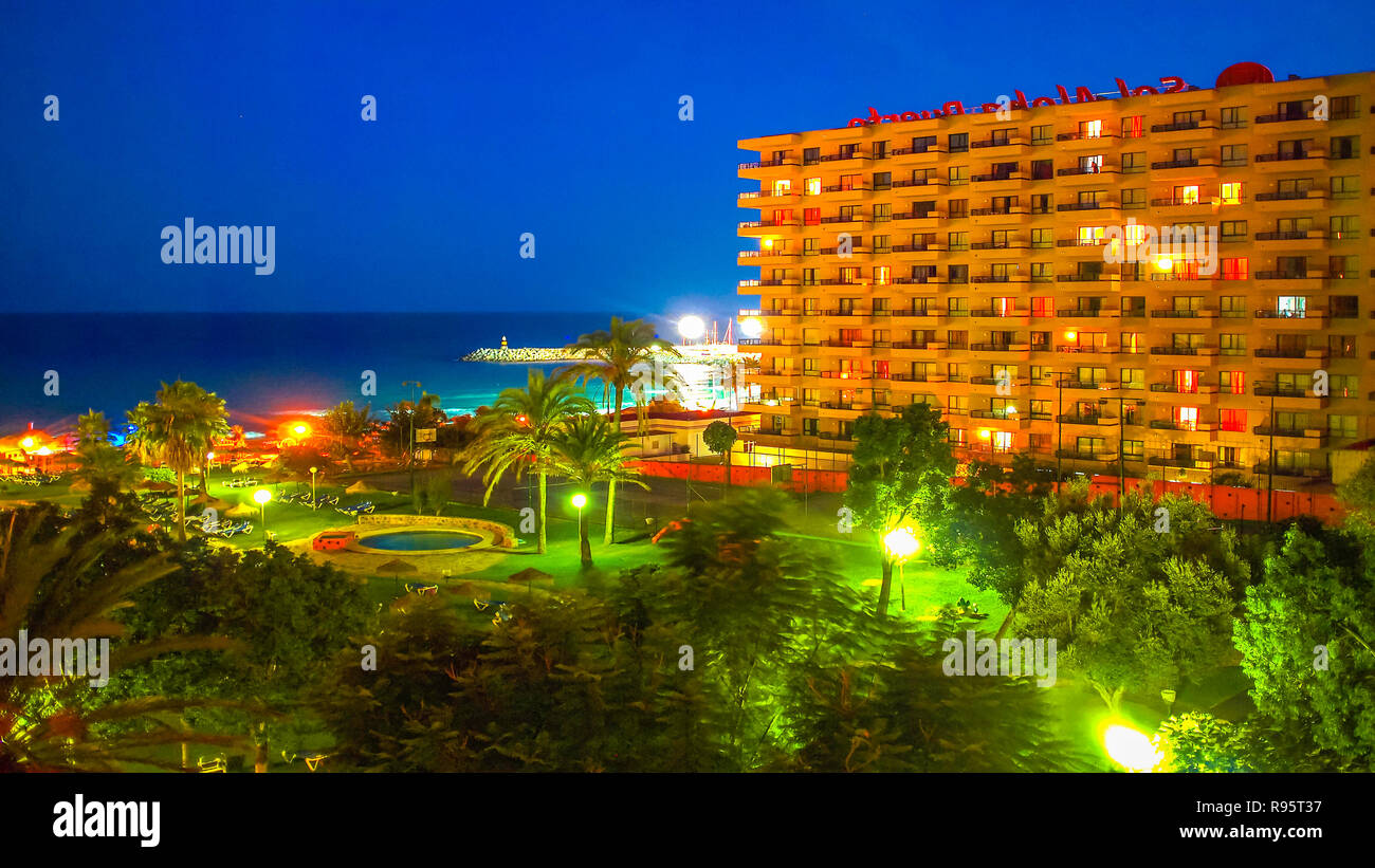 Hotel Sol Aloha Puerto, Torremolinos, España. Un disparo del hotel por la  noche, con el mar en calma en el fondo Fotografía de stock - Alamy