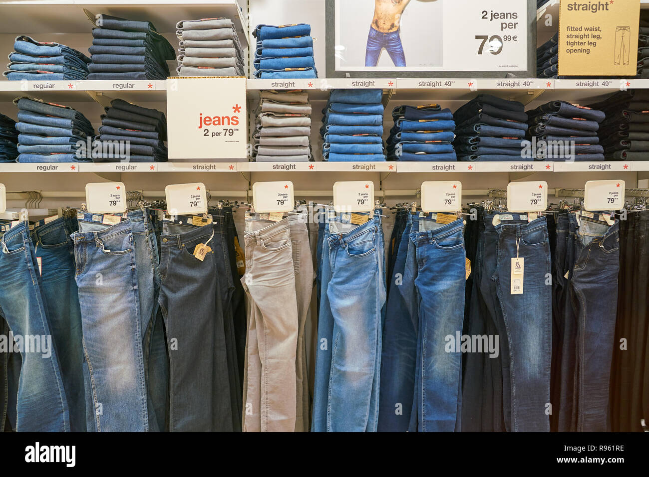 Milán, Italia - CIRCA noviembre, 2017: dentro de Celio tienda en Milán.  Celio es una tienda de ropa para hombres en francés Fotografía de stock -  Alamy