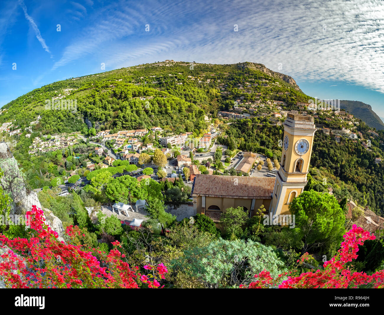 Vista aérea de Eze Village y los alrededores en la Riviera Francesa en la Cote d'Azur en verano Foto de stock