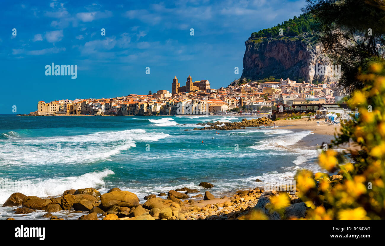 Vista panorámica de la ciudad de Cefalu con casas tradicionales en la orilla del mar y famosa playa en un día soleado, la isla de Sicilia, Italia Foto de stock