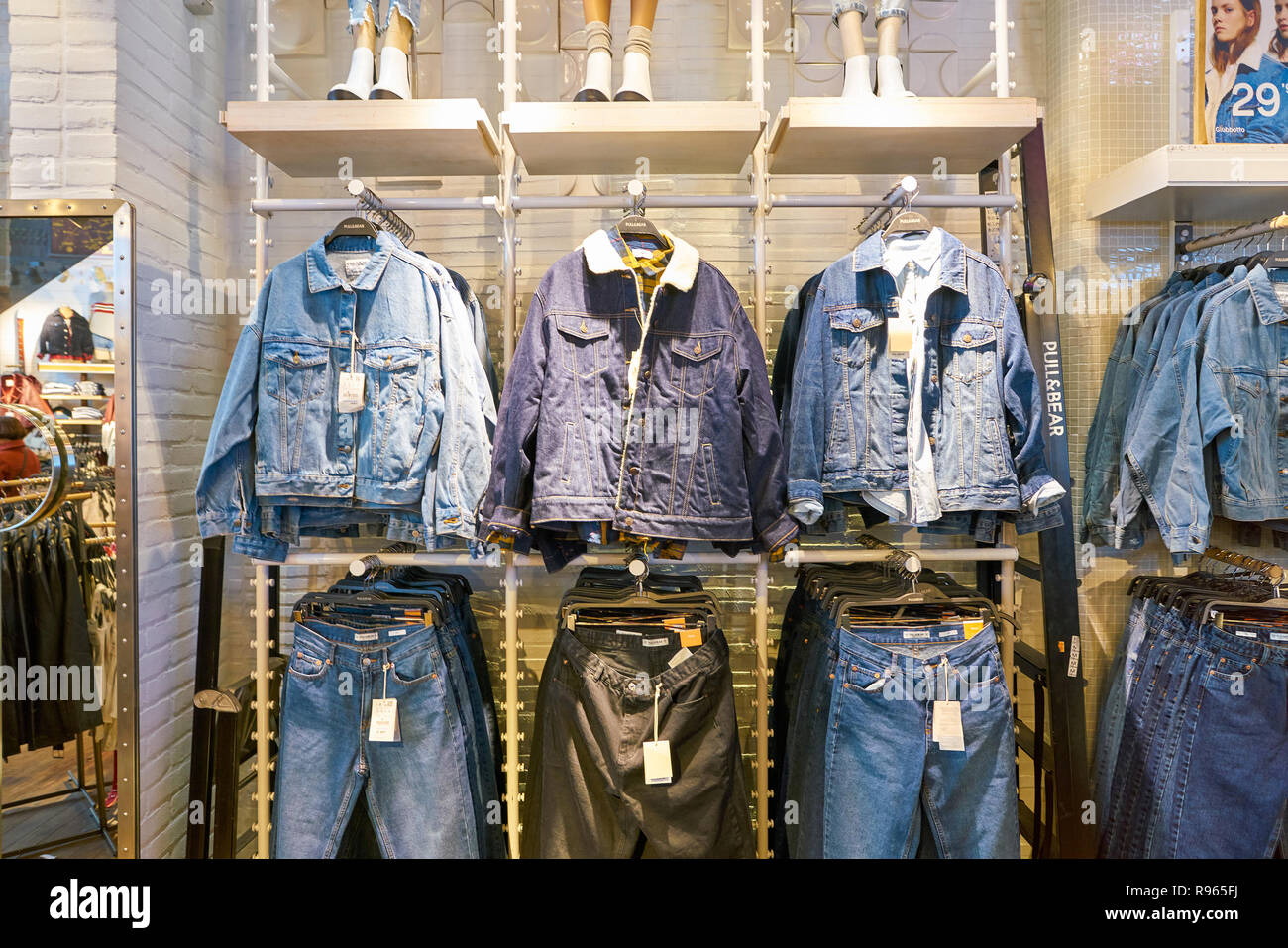 Milán, Italia - CIRCA noviembre, 2017: interior shot de Pull \u0026 Bear tienda  en Milán. Pull \u0026 Bear es una tienda de ropa y accesorios española basada en  la Naro Fotografía de