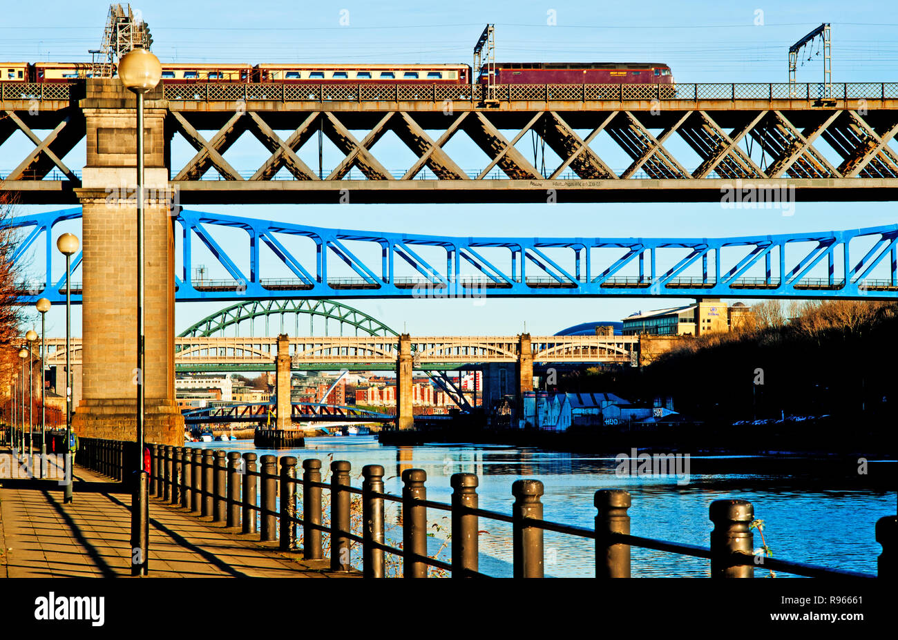 Los ferrocarriles de la costa oeste de tren charter en King Edward Bridge, Newcastle upon Tyne, Inglaterra Foto de stock