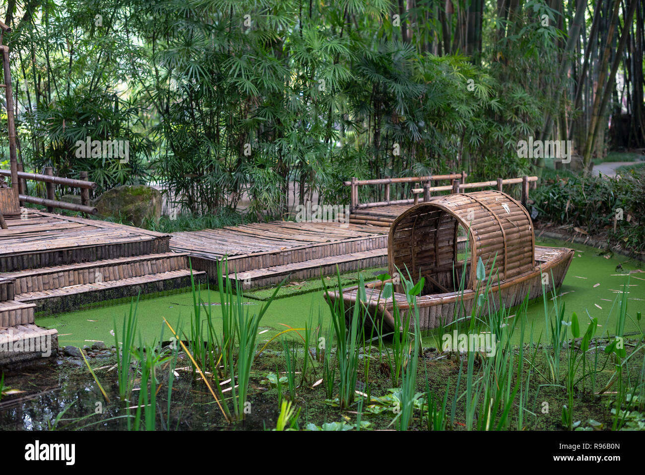 Barco de bambú chino abandonados en el agua verde, Chengdu, provincia de Sichuan, China Foto de stock