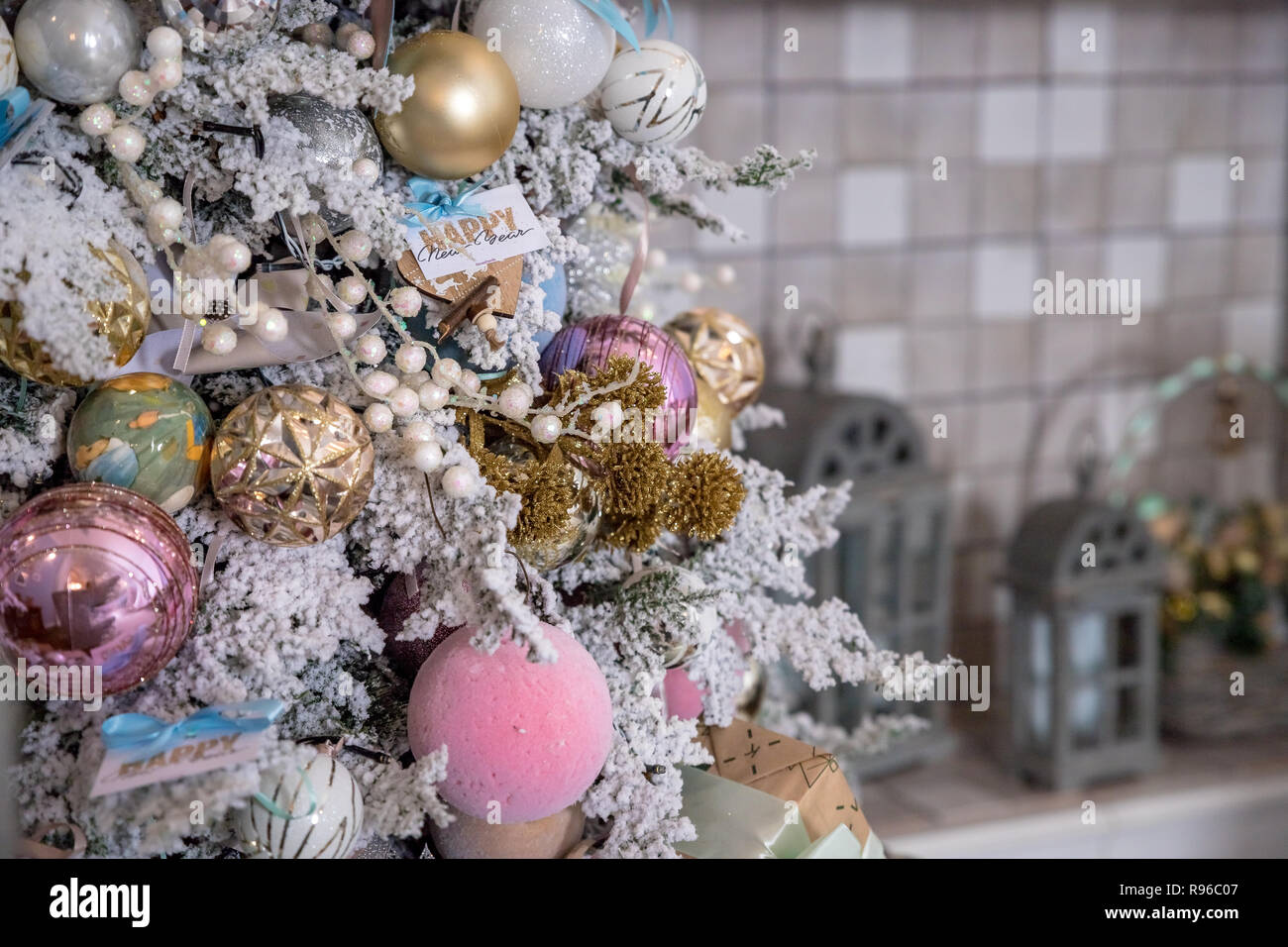 Primer plano de un árbol de navidad decorado con oro, plata, rosa y blanco  brillante glitter, bolas y un copo de nieve star.decoración festiva.adornos  de Navidad. Hermoso árbol de navidad decorado.espacio de