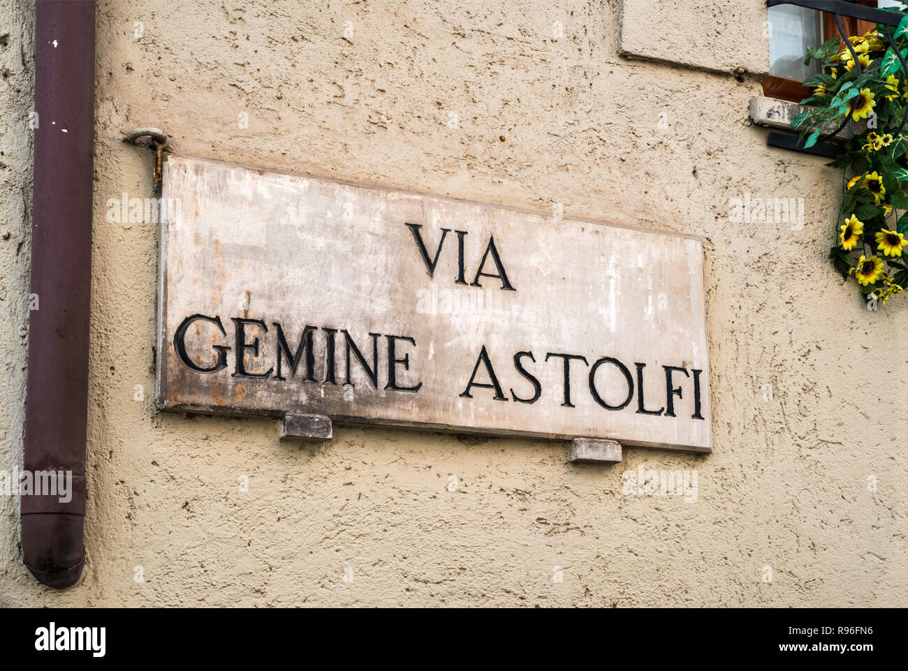 Cartel con el nombre de la calle en Via Gemine Astolfi en centro histórico de San Gemini, Umbría. Foto de stock