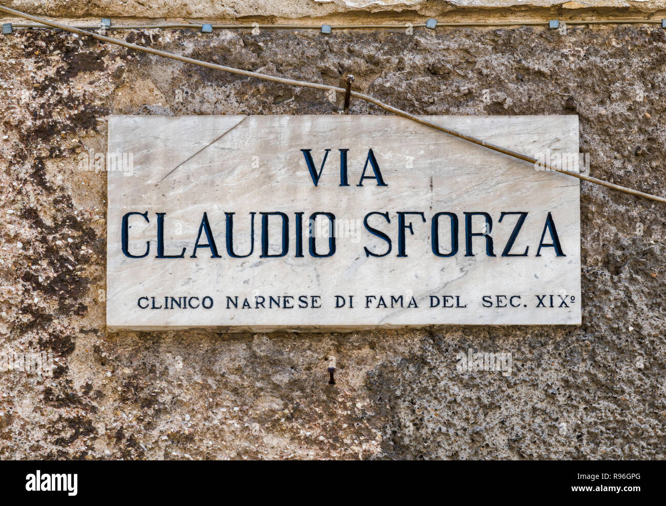 Firmar en nombre de la calle a través de Claudio Sforza, en el centro histórico de Narni, Umbría. Foto de stock