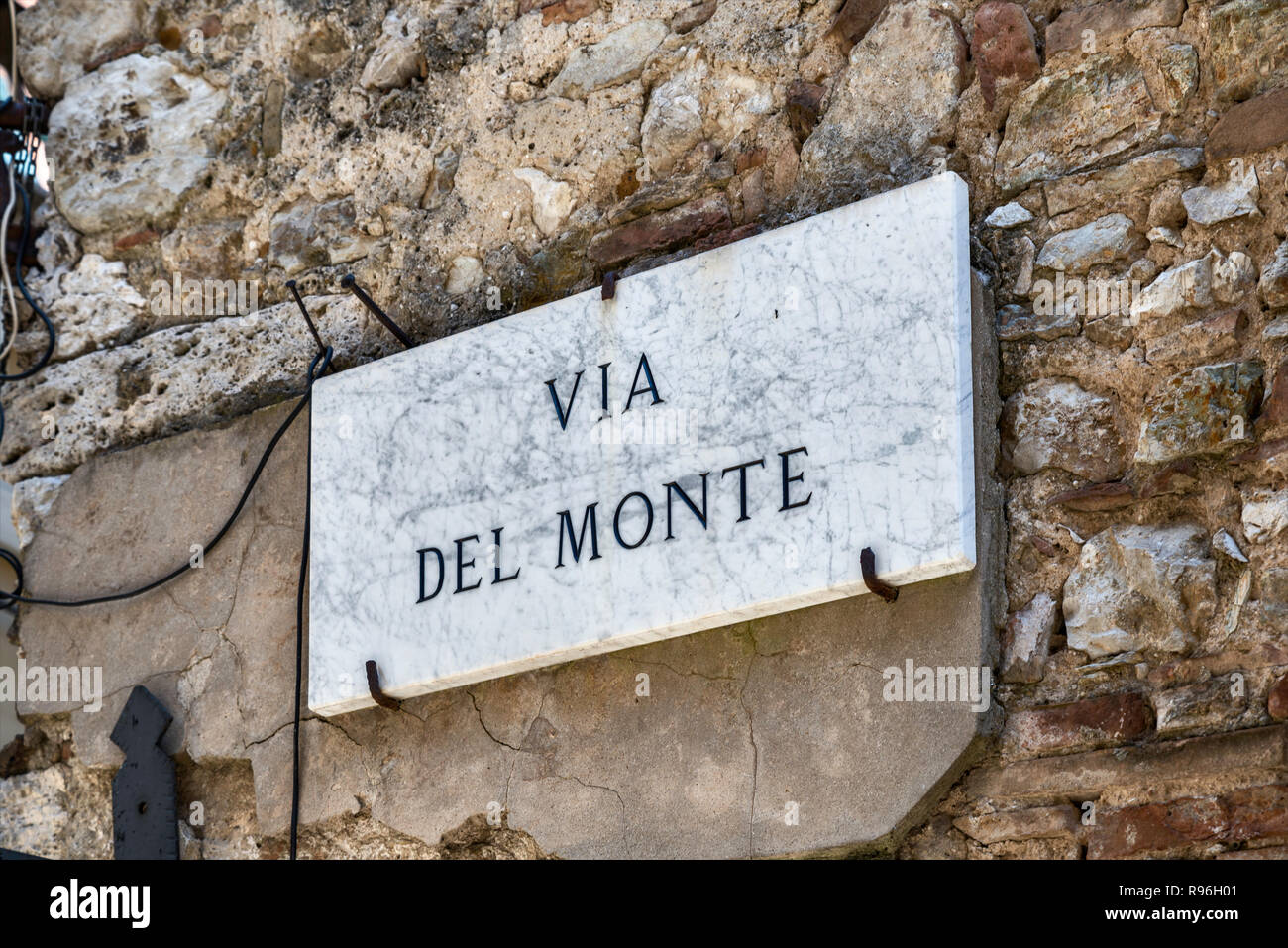 Firmar en nombre de la calle a través del Monte, en el centro histórico de Narni, Umbría. Foto de stock