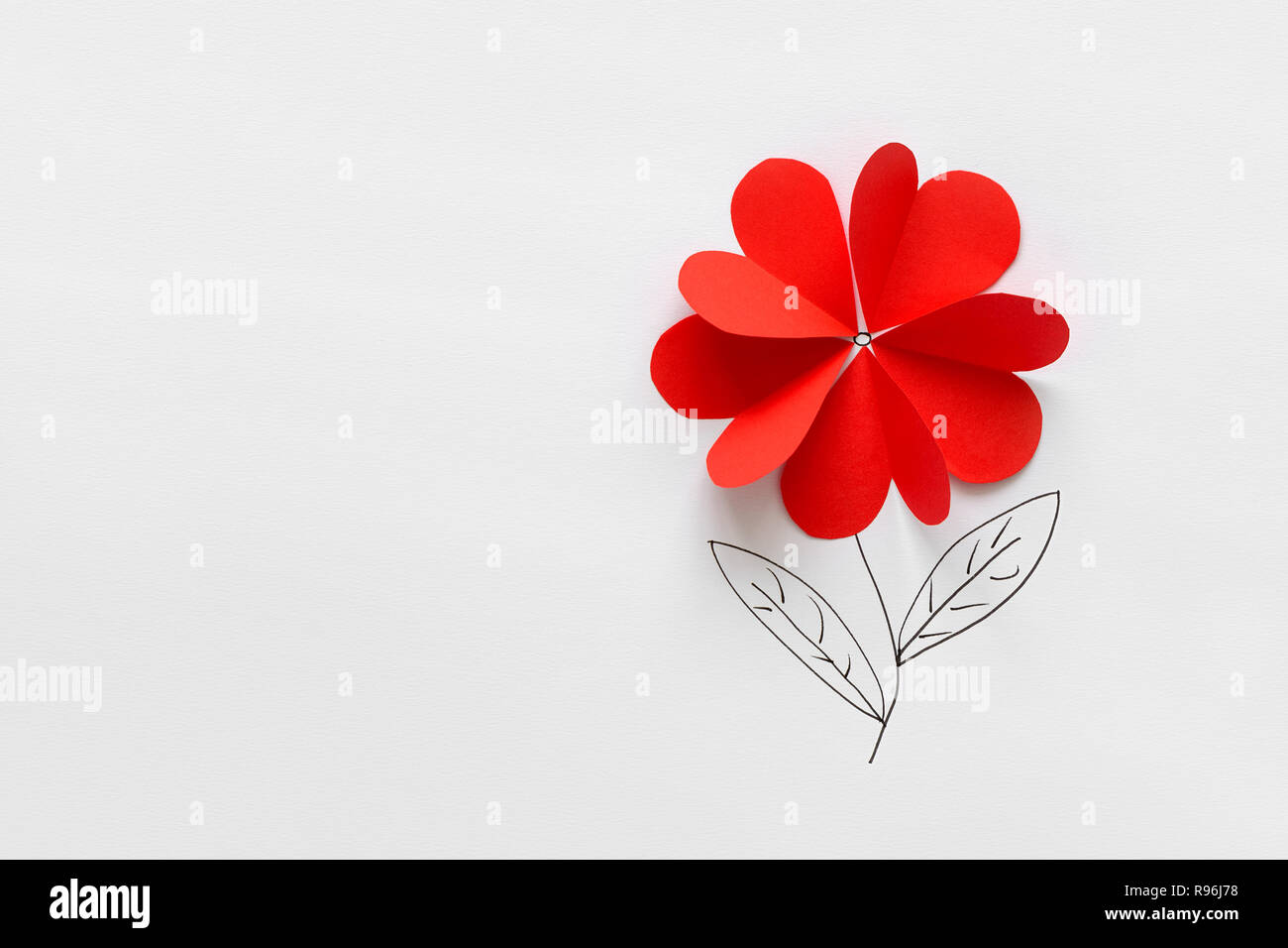 Tarjeta del Día de San Valentín. Flores en forma de corazón de papel rojo  sobre papel blanco de fondo. Estilo de corte de papel y minimalista  concepto Fotografía de stock - Alamy