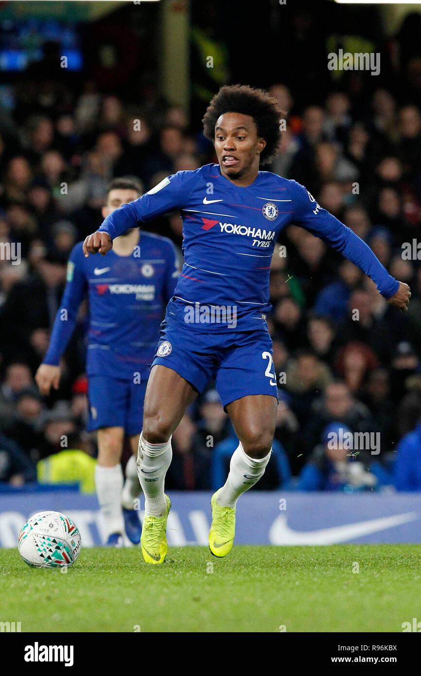 Londres, Reino Unido. 19 Dec, 2018. Willian de Chelsea en acción durante la EFL Carabao Cup encuentro de cuartos de final entre el Chelsea y el Bournemouth en Stamford Bridge, Londres, Inglaterra, el 19 de diciembre de 2018. Foto por Carlton Myrie. Sólo para uso editorial, se necesita licencia para uso comercial. No utilizar en apuestas, juegos o un solo club/Liga/player publicaciones. Crédito: UK Ltd/pics Deportes Alamy Live News Foto de stock