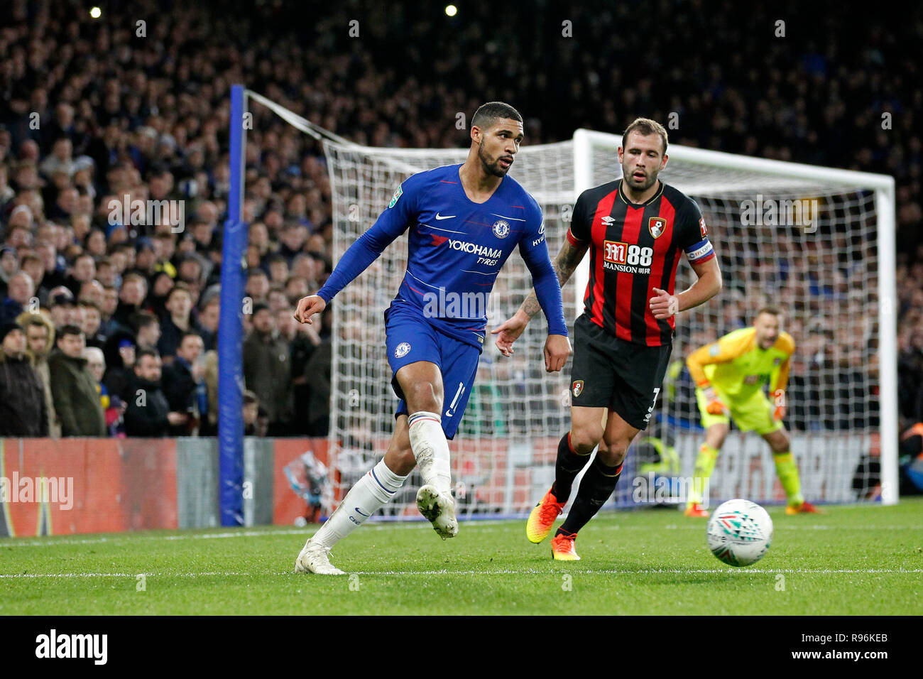 Londres, Reino Unido. 19 Dec, 2018. Ruben Loftus-Cheek de Chelsea durante el EFL Carabao Cup encuentro de cuartos de final entre el Chelsea y el Bournemouth en Stamford Bridge, Londres, Inglaterra, el 19 de diciembre de 2018. Foto por Carlton Myrie. Sólo para uso editorial, se necesita licencia para uso comercial. No utilizar en apuestas, juegos o un solo club/Liga/player publicaciones. Crédito: UK Ltd/pics Deportes Alamy Live News Foto de stock