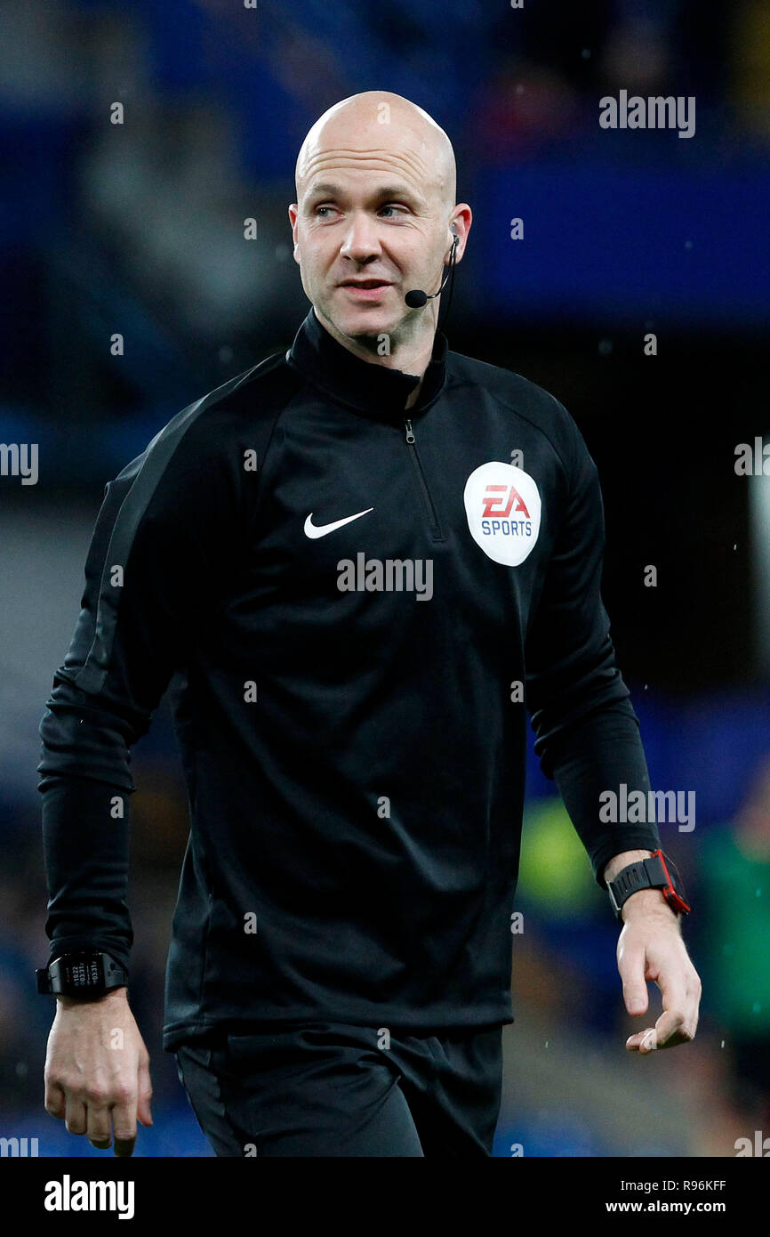 Londres, Reino Unido. 19 Dec, 2018. Árbitro, Anthony Taylor sonríe durante el EFL Carabao Cup encuentro de cuartos de final entre el Chelsea y el Bournemouth en Stamford Bridge, Londres, Inglaterra, el 19 de diciembre de 2018. Foto por Carlton Myrie. Sólo para uso editorial, se necesita licencia para uso comercial. No utilizar en apuestas, juegos o un solo club/Liga/player publicaciones. Crédito: UK Ltd/pics Deportes Alamy Live News Foto de stock