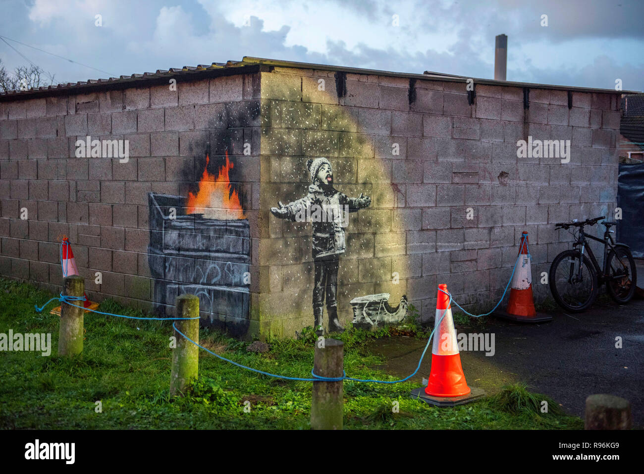 Port Talbot, Gales, Reino Unido. 19 de diciembre de 2018. Graffiti que ha  aparecido en un garaje que está por el anónimo artista callejero Banksy en  Port Talbot. La ilustración muestra a