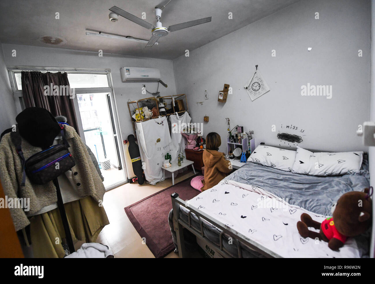 Huzhou. 20 diciembre, 2018. Un trabajador descansa en su dormitorio situado  en un parque industrial de ropa para niños en la ciudad de Huzhou Zhili  ciudad del este de la provincia de
