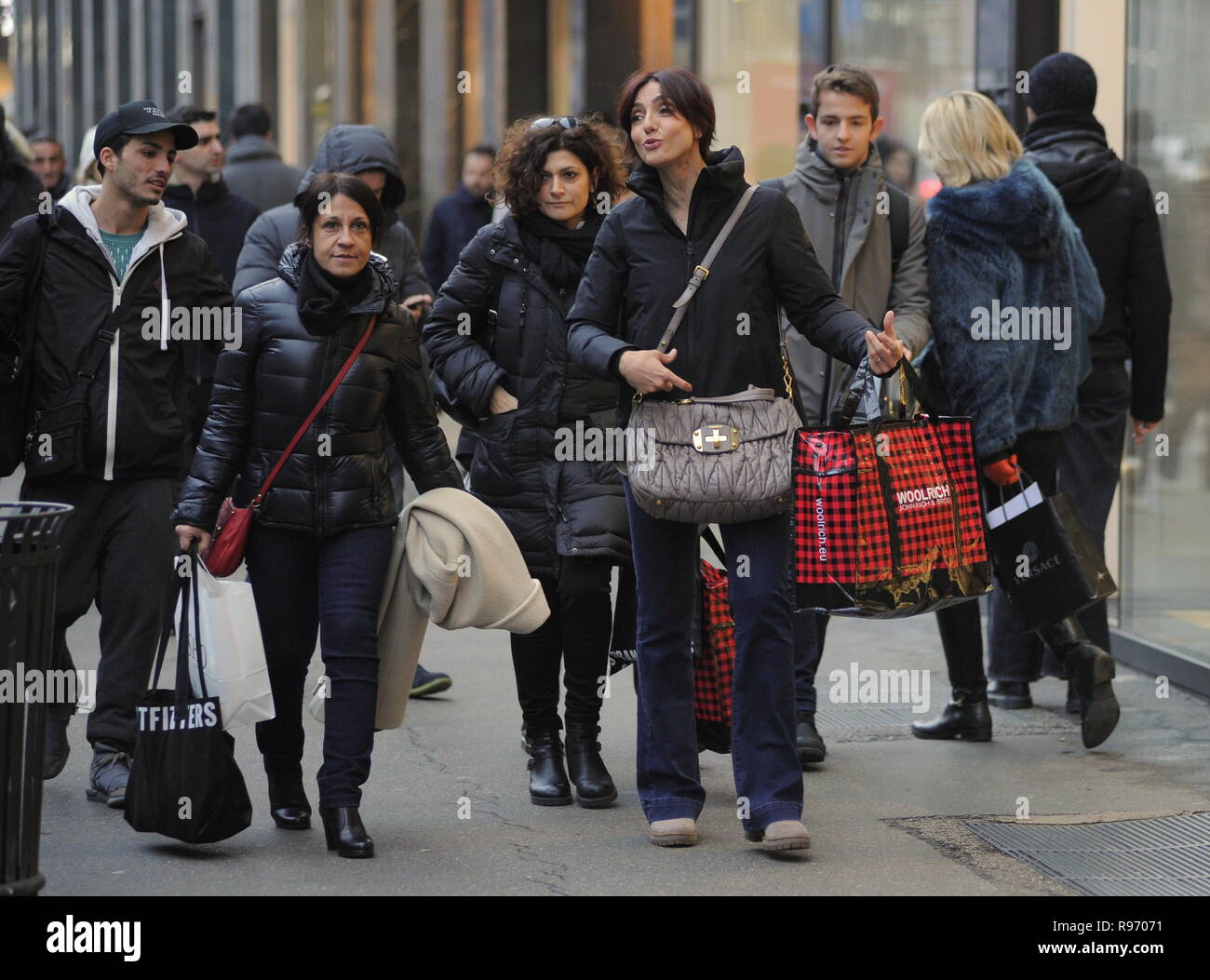 Milán, Italia. El 20 de diciembre de 2018. Ambra Angiolini hace las compras de Navidad con sus amigos en el de Ambra Angiolini llega al centro con dos amigos para hacer