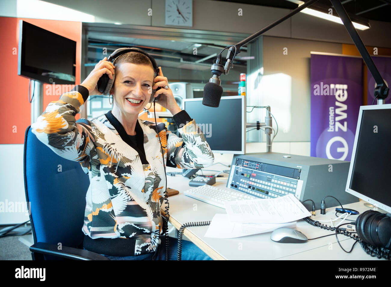 Bremen, Alemania. 10 Dec, 2018. Nicole Ritterbusch, editor de tiempo de  conversación en la estación de radio Bremen Zwei, se sienta en el micrófono  en el estudio de grabación. (Dpa ''Nuntii Latini':