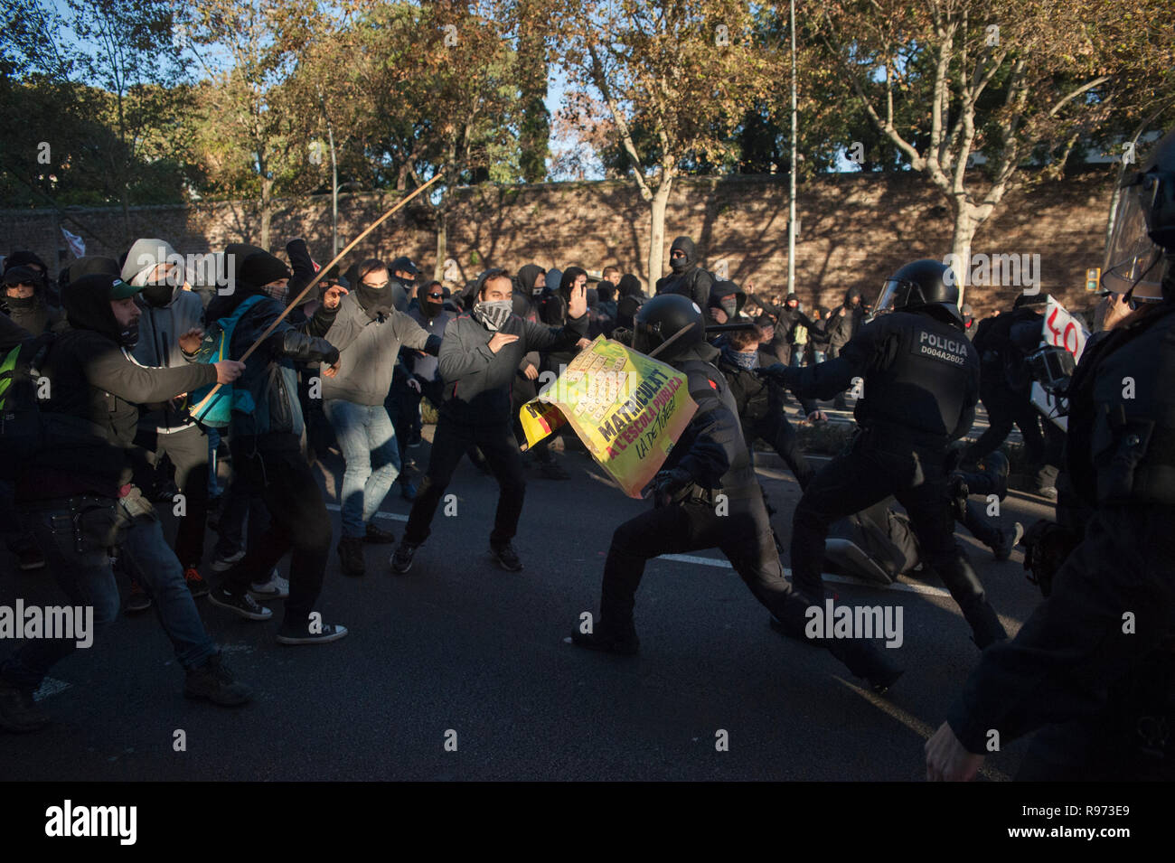 Barcelona, 21 de diciembre, 2018. Catalán activistas en favor de la independencia, protesta frente al edificio de la "Llotja de Mar" de Barcelona, donde el Consejo de Ministros se ha reunido en una forma extraordinaria. La reunión del Consejo de Ministros que tendrá lugar en Cataluña, sólo un año después de las elecciones regionales convocadas por el gobierno anterior en virtud del artículo 155 de la Constitución. Charlie Perez/Alamy Live News Foto de stock