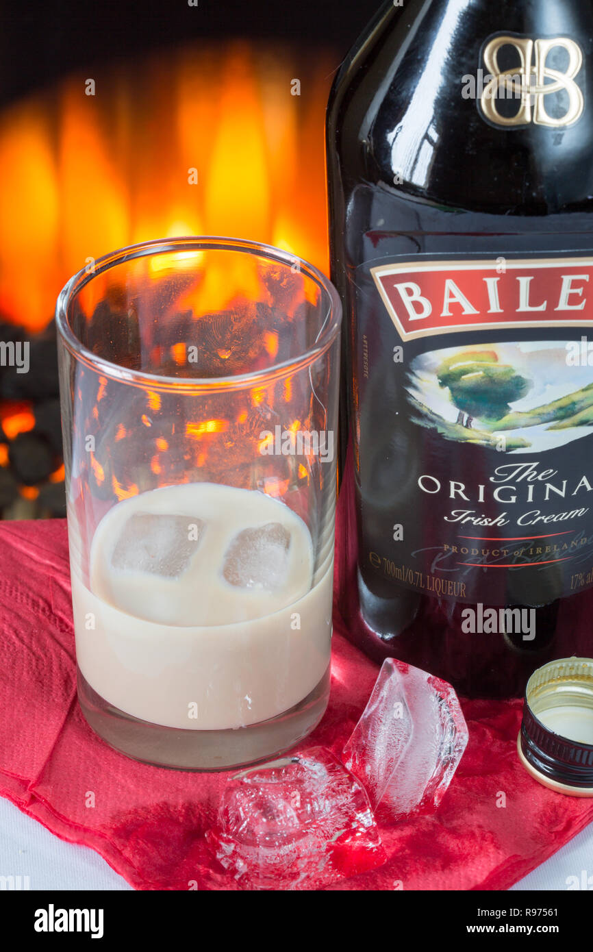Una botella de Baileys crema irlandesa con un vaso derramado Foto de stock