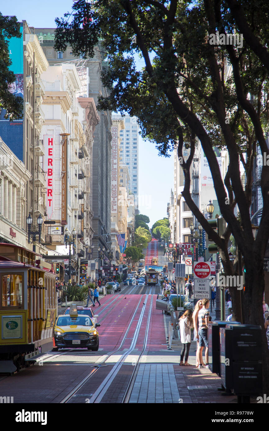 Tranvías en una calle en San Francisco, California Foto de stock