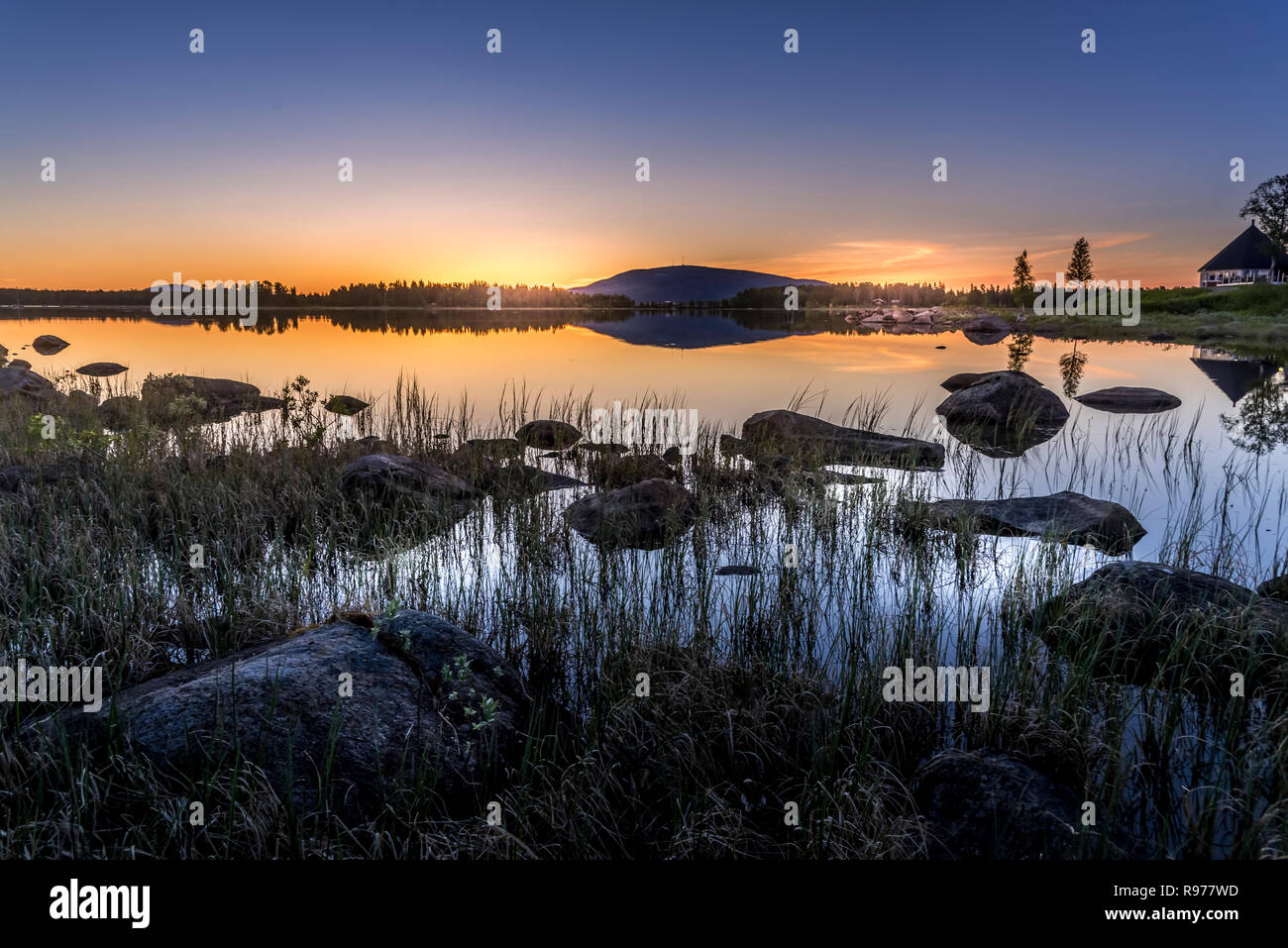Sol de Medianoche en un lago en Arjeplog, Suecia Foto de stock
